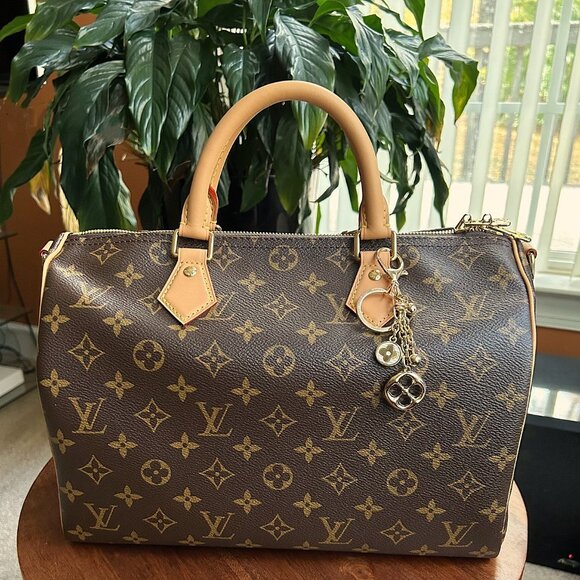 GOLD CLOVER Bag Charm White and Gold Tone ☸ - Picture 4 of 8